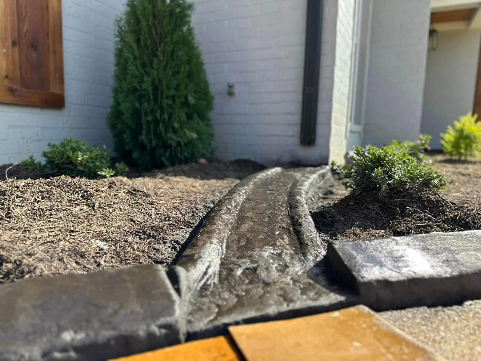 Landscape curbing and bed border photo for local service website